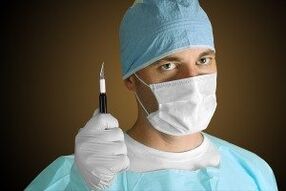 Cirurxián realizando unha cirurxía de ampliación do pene por motivos médicos